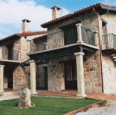 Las Casas de Ángela hay 4 alojamientos rurales, de 2 a 6 personas, que respetan la arquitectura popular de la zona y donde la decoración ha