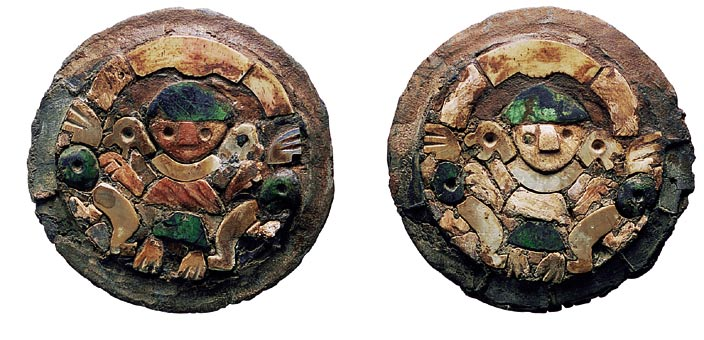 Página opuesta: Cabezal de maza. Cobre dorado. Vicús 400 a.c. 500 d.c. Museo Chileno de Arte Precolombino Nº 0550.