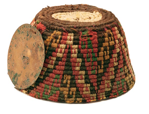 En esta página: Gorro tipo fez con disco. Fibra vegetal y de camélido. Oro. Arica-Inka 1430-1532 d.c. Museo Chileno de Arte Precolombino - Nº 2780.
