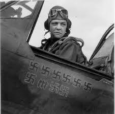 ACONTECIMIENTO AUTOR: ROBERT CAPA Elegí esta fotografía por que en ella nos damos cuenta que es el piloto de una aeronave Nazi, osea que de una vez nos lleva a pensar en la segunda guerra mundial,