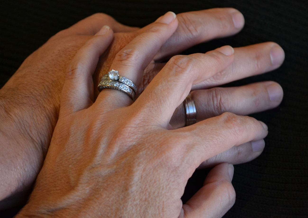 ACONTECIMIENTO AUTOR: ISABEL CRISTINA QUEVEDO/Buenos Aires/2011 Elegí esta fotografía por que en ella se ve el simbolo de los anillos que representa compromiso o matrimonio en nuestra cultura, que en