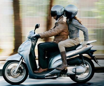 PASAJEROS EN MOTOS Y CICLOMOTORES En los ciclomotores y en las motocicletas, además del conductor, y, en su caso, del ocupante del sidecar de