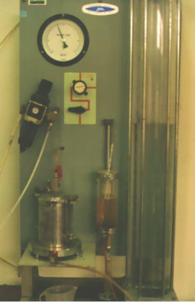 Equipo de Permeabilidad de Pared RígidaR Partes: Tanque de agua Manómetro Regulador de presión