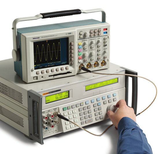 Amplia carga de trabajo en el laboratorio o in situ Características de los calibradores 5522A Calibra una amplia variedad de equipos
