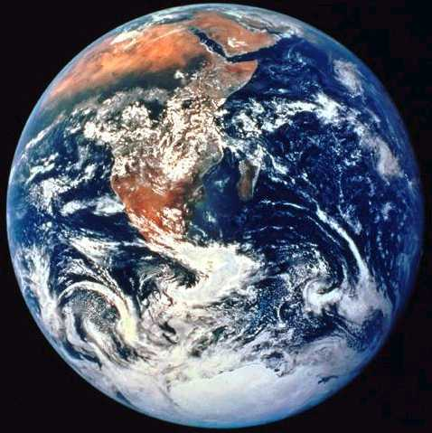 La Tierra Desde el espacio se distinguen tres partes en el planeta: Atmósfera Es la cubierta gaseosa que rodea el cuerpo sólido del planeta. Tiene un grosor de más de 1.