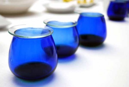 La copa de degustación Para la cata de un aceite de oliva se utiliza una copa con apertura algo cerrada para que pueda concentrar las sustancias aromáticas.