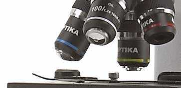 Enfoque: Coaxial mediante mandos micrométrico (escala: 0,002 mm) con resorte de parada en posición de los objetivos para impedir el contacto del objetivo y la preparación.