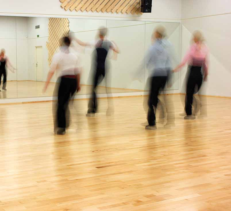 Spring Dance es un pavimento para el baile profesional. Está diseñado especialmente para cumplir los requisitos del baile y el aeróbic. Su fl exibilidad está regulada al 71 %.