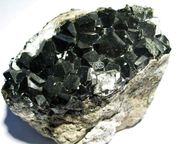 producir silicatos, el grupo mineral más extenso y más variado.