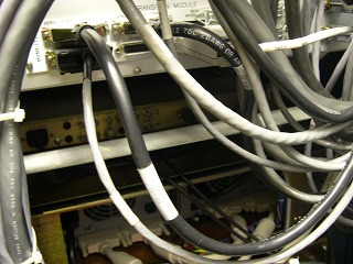 Foto 8: Localizar la parte posterior de la TRUE TIME GPS, detrás de los cables.