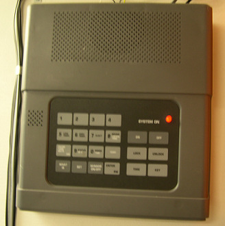 Foto 12: Caja de interruptores de alimentación con UPS y línea normal exterior. 6. En la caja del Sensaphone, apretar el botón ON.