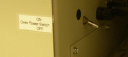 En la parte posterior al panel de control de la UPS (UPS Control Cabinet), poner el interruptor del horno en OFF.