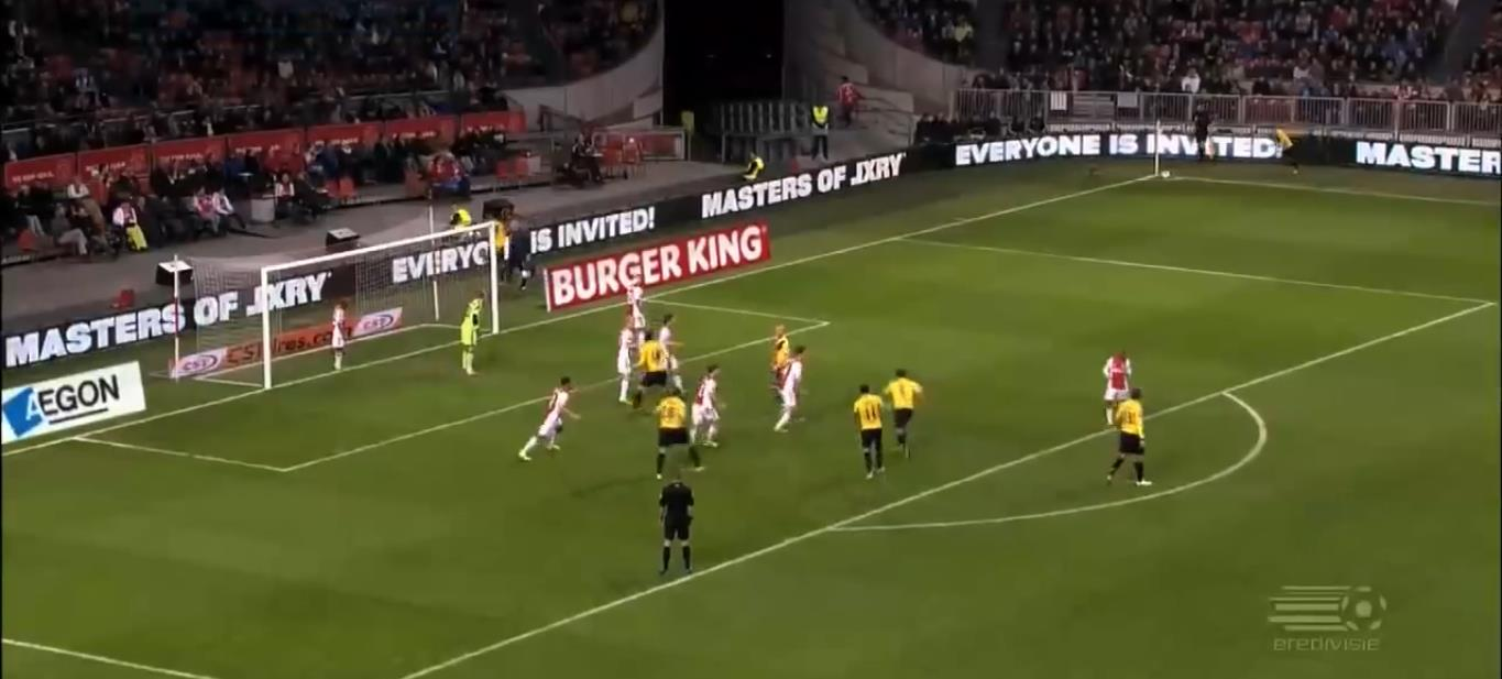 Otro ejemplo y otra vez podemos ver como el conjunto de Amsterdam defiende los corners en contra con defensa mixta, en el circulo rojo los jugadores defienden a hombre, mientras que el