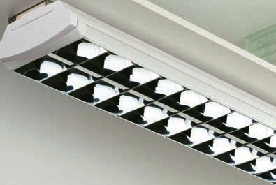 SYLMASTER es una línea compacta de luminarias de montaje en superficie para lámparas fluorescentes de ø26mm, de 36W y 58W.