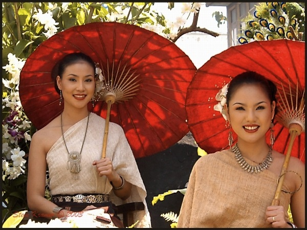 Visitas y excursiones indicadas por tour regular, con guía de habla hispana. Visita de medio día Palacio Real y Buda Esmeralda. Alojamiento en régimen elegido en Bangkok y Phuket.