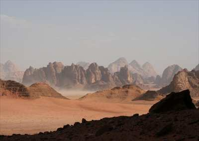 09- PETRA / WADI RUM / AMMAN Desayuno y salida hacia Wadi Rum. Después de 2 horas de camino, llegamos al desierto de Lawrence de Arabia.