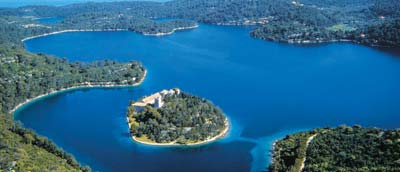 Si desea visitar el parque puede comprar la entrada y así disfrutar de un bello paseo tanto por el gran lago como por el pequeño y podrá tomar el bote a la Isla de Santa María.