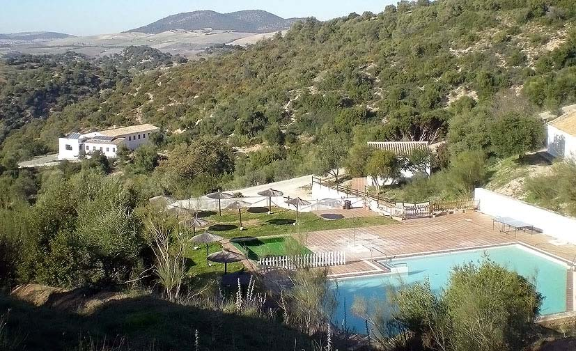 Material lúdico y didáctico Alojamiento 7 noches en habitaciones compartidas con baño propio en el albergue juvenil del Complejo Turístico Tajo del Águila, a 1 km de Algar (Cádiz) y a 138 km de