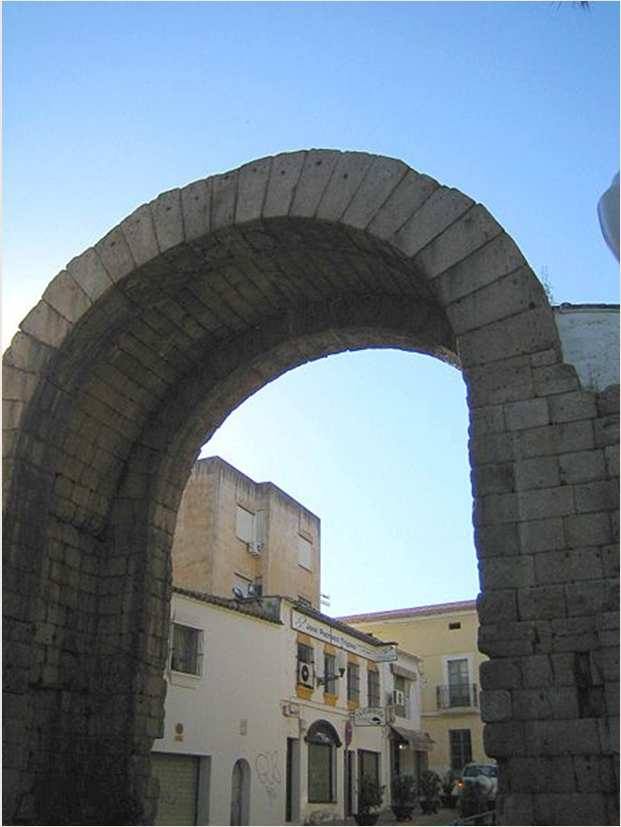 com Fuente: CNICE El arco de Trajano en Mérida daba acceso al foro provincial, lugar donde se localizaban las