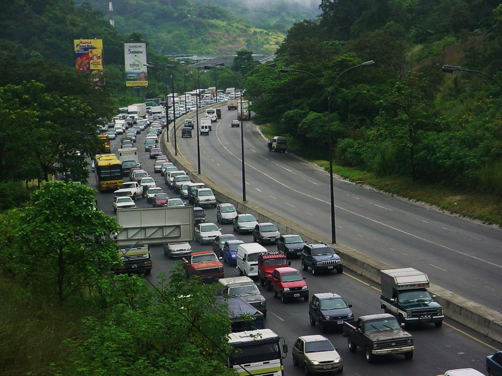 Tendencias en la Región Las Ciudades continúan extendiendo su territorio Aumenta la propiedad y el uso del vehículo privado y