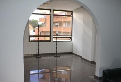 Servicio de Cenizarios en vidrio y mármol, en pared. Tres salas de Despedida.