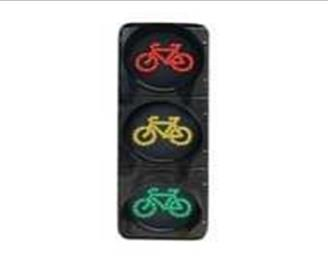 En los semáforos, permite localizar a los ciclistas delante de los vehículos en un sitio preferencial, en donde les dará de manera segura una prioridad al cambio de fase y mayor espacio de
