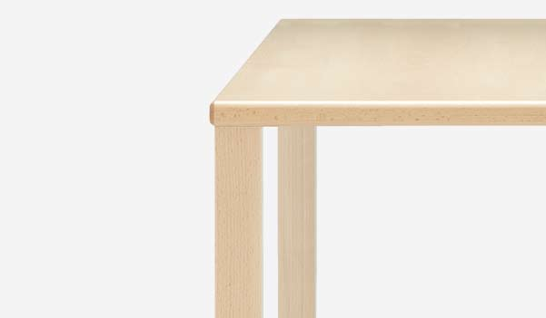 De estética minimalista a juego con la serie: estas mesas de haya maciza disponibles en dos modelos son, con su diseño lineal y sencillo, el complemento ideal para las sillas buena nova.