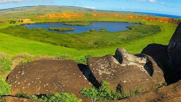 Continuamos la excursión para llegar al que es, sin lugar a dudas, uno de los sitios arqueológicos más interesantes de la zona: el Rano Raraku, un cráter volcánico con una laguna en su interior y en