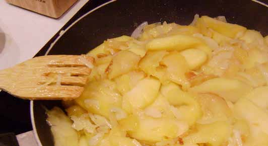 Salsa de Manzana» 2 manzanas reineta» 4 cucharadas de azúcar» Canela en polvo» 4 cucharadas de agua» 4 cucharadas de agua 1. Pelar y cortar la manzana en rodajas.
