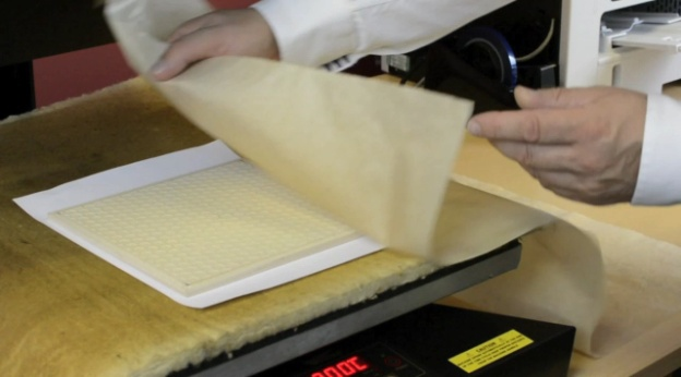 9 Cubra con una hoja de teflón o papel absorbente para