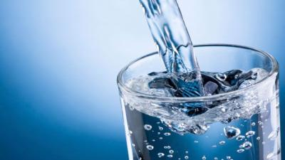 El agua es excelente para limpiar el organismo, eliminando todas las toxinas. El día en el que tengas la gran cena, intenta beber un vaso de agua antes de cada comida.