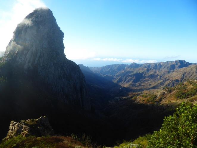 De camino al punto de inicio de la ruta disfrutaremos de una carretera con buenas vistas y del famoso Roque de Agando, enorme montaña rocosa que sobresale sobre el cordal de mayor altitud de la isla.