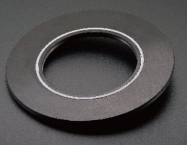 El kit SEI consiste en un sello de PTFE energizado con un resorte o un oring elastomerico, asentado en una lamina de material aislante, el cual esta permanentemente unido a un empaque metalico de