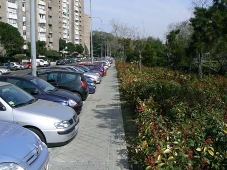 variación de la modalidad del aparcamiento en el lado par. Hay una franja verde de aproximadamente 25 m de ancho entre la calle Sirio y la M0.