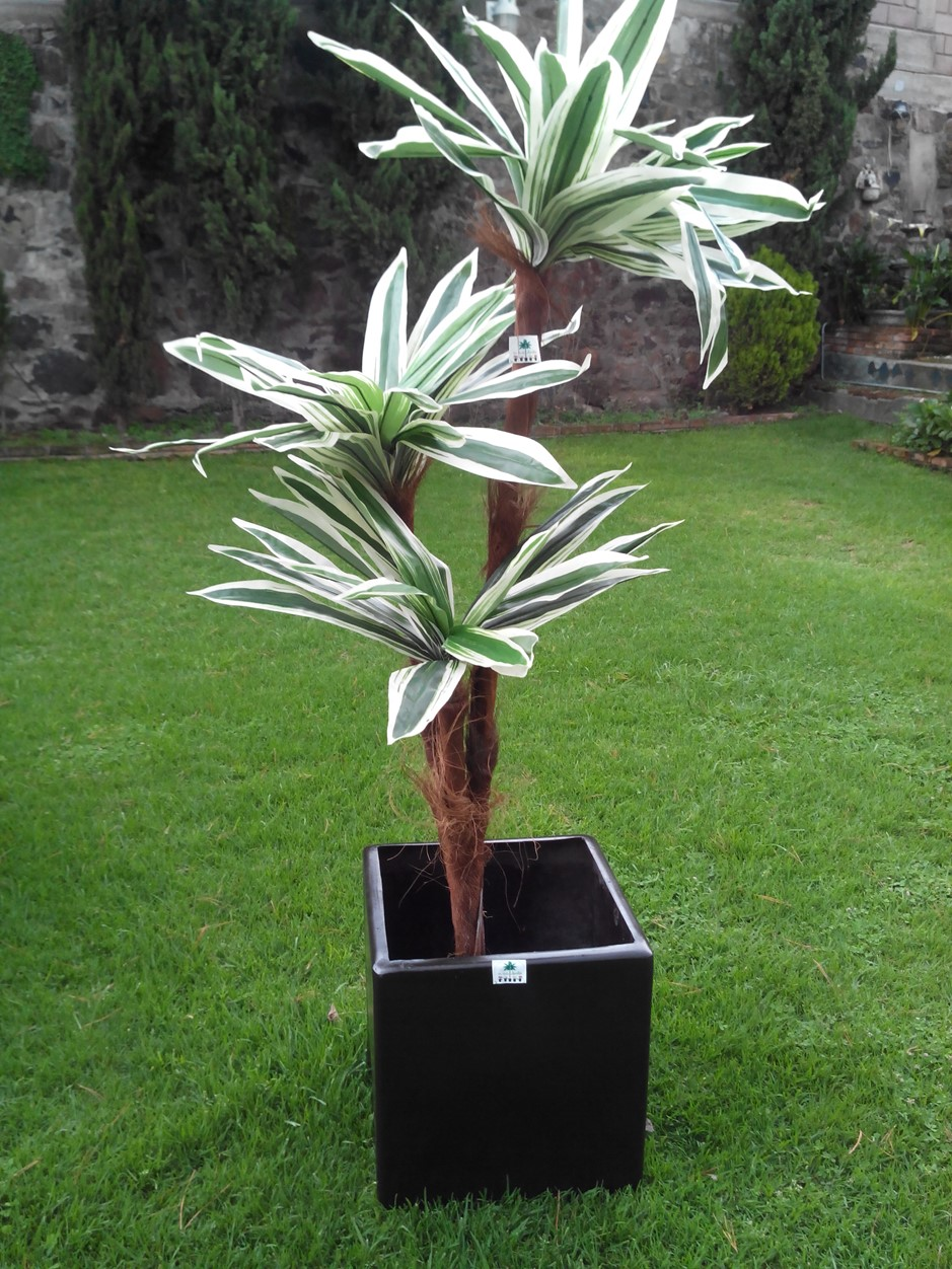 Planta artificial yuca. Con blanco Clave: 0040 Medida: 1.55 altura.