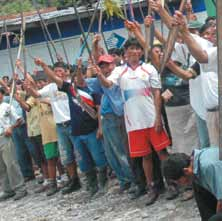 Este líder pertenece al pueblo amazónico de los awajún, en la comunidad Los Naranjos, ubicado en la región Cajamarca, al nororiente de Lima, y desde el año 2006 es dirigente nacional de AIDESEP.