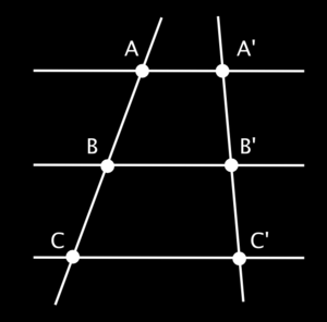 Puedes hacerlo con el transportador de ángulos, hallando la bisectriz a cualquiera de los ángulos rectos anteriores (ya que la bisectriz de 90º es 45º) o midiendo los 45º con la escuadra, que es el