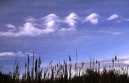 Nº 3- Septiembre del 2002 Inestabilidad de Kelvin-Helmholtz, KH, en la atmósfera Redacción de la RAM Imagen donde se observan formas nubosas onduladas asociadas a la inestabilidad de KH Este artículo