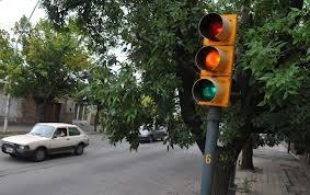 Detenerse ante la línea de detención, si prevé quedarse detenido en la intersección. Pasar porque el semáforo esta verde.