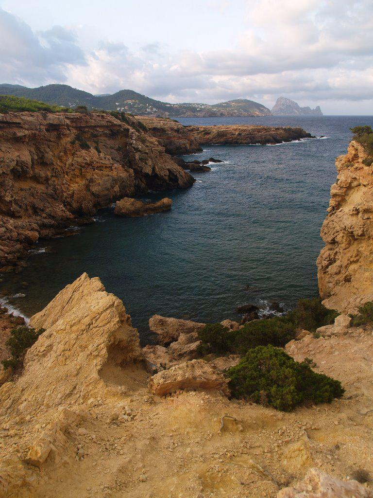 Para este archivo 3B de los Paseos Geológicos por Baleares, - Ibiza, Formentera- la información geológica ha sido deducida de un pequeño mapa de la publicación La Geología de España de la Sociedad
