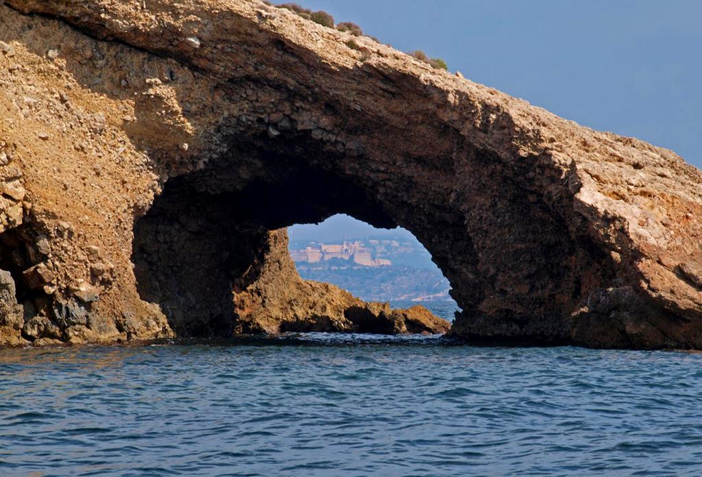 Arco natural: S Punta des Corb Marí, E de Sant Francesc