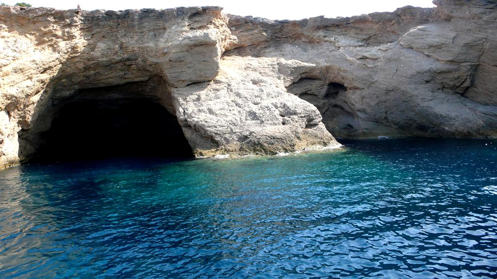 Cueva en el acantilado de rocas carbonatadas del Cretácico.