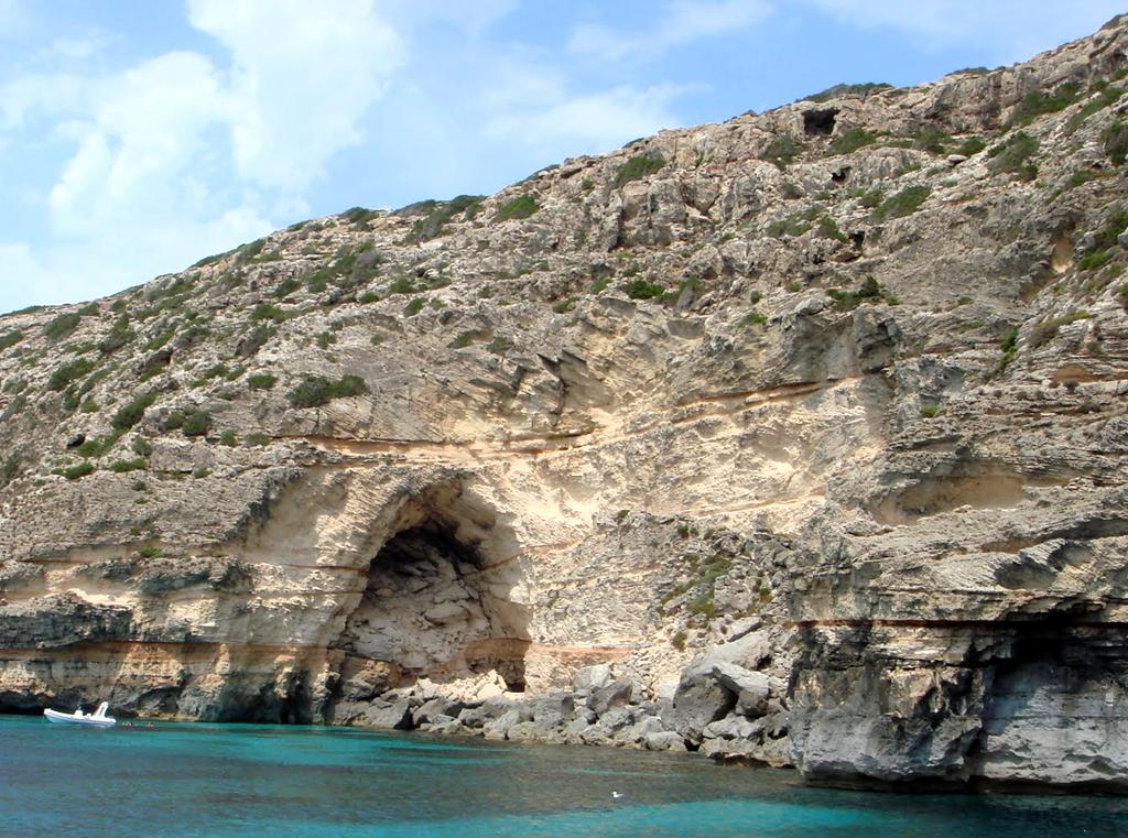 Colapso parcial de cueva en los sedimentos arenosos-carbonatados del Mioceno,