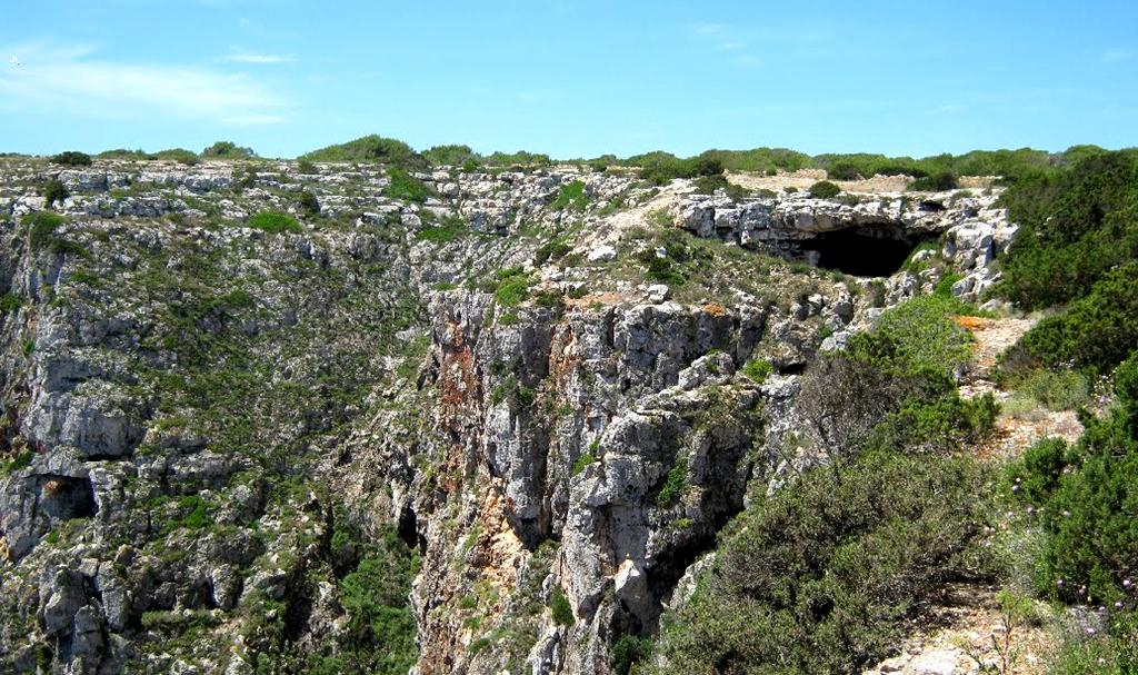 Karst en las calizas del Mioceno, Terciario.