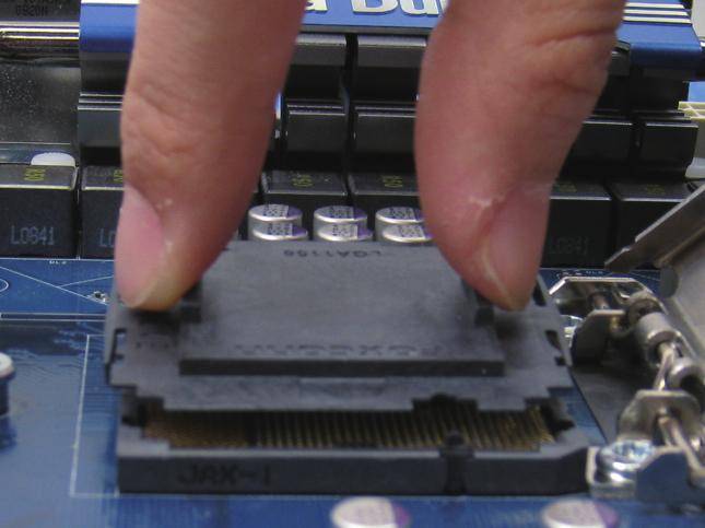 Antes de instalar el microprocesador y para evitar dañarlo, asegúrese de apagar el equipo y de desenchufar del cable de