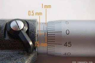 MICRÓMETRO o PALMER Uso del Micrómetro La escala se divide en dos partes, una horizontal y otra vertical, la primera mide de 0.5 mm 