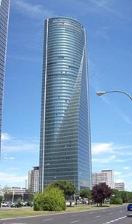 A modo de ejemplo, se muestran dos edificios de uso administrativo que reflejan claramente los rasgos formales definidores de la torre prismática acristalada: la torre Norte para la Commercial Union