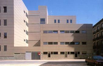 Configuraciones singulares de edificios de oficinas de Zaragoza. Edificio Aragonia (2009, R. Moneo) y Juzgados de Zaragoza (1993, Alejandro de la Sota).