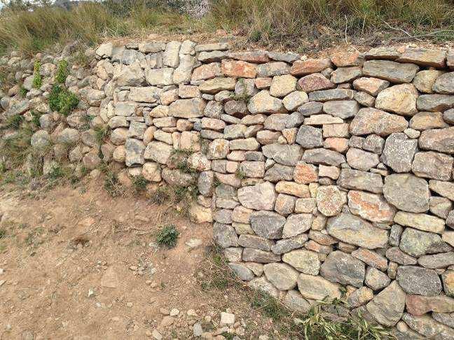 Piedra adobada para mejorar la parte frontal y asegurar un máximo asentamiento.