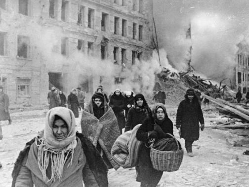 sobre ciudades y represión sobre la población civil Leningrado tras un bombardeo Enorme mortalidad (55 millones) Grandes desplazamientos